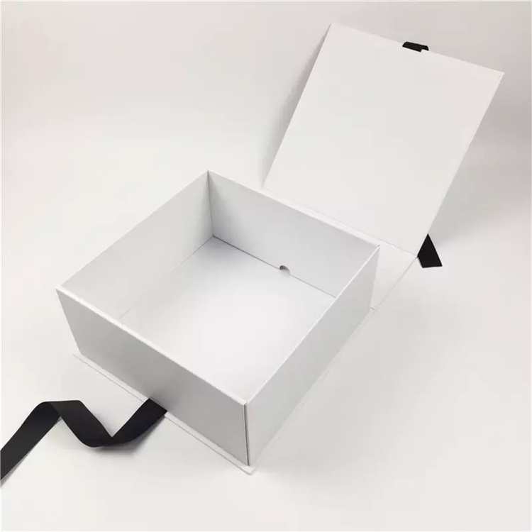 boîte en papier cadeau avec noeud de ruban