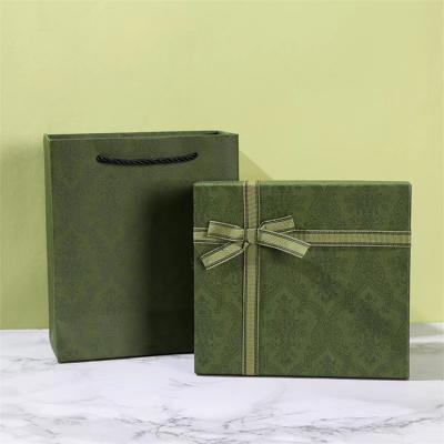 Grandes boîtes-cadeaux vert usine avec ruban interchangeable
