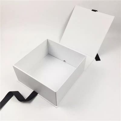 Boîte adaptée aux besoins du client par emballage magnétique se pliant de papier fait sur commande de cadeau avec le ruban
